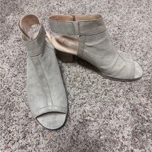 Gabor Open-Toe Peep Mule Sandals in Light Gray